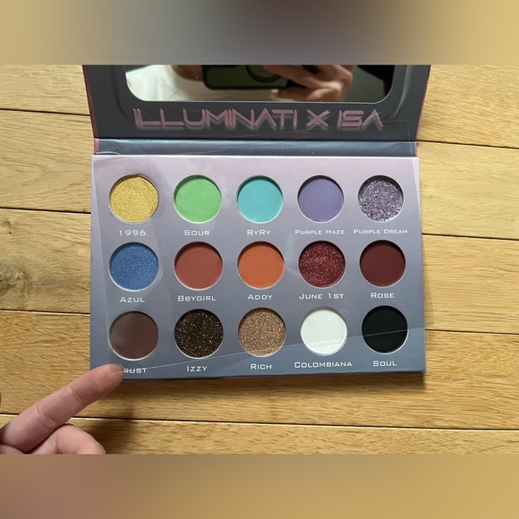 ILLUMINATI X ISA EYESHADOW PALETTE - Picture 4 of 8
